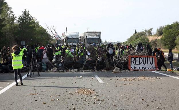 Los CDR desafían a la Generalitat cortando la AP-7 en Tarragona