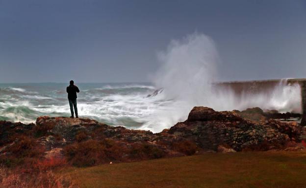 Cantabria en alerta naranja por oleaje