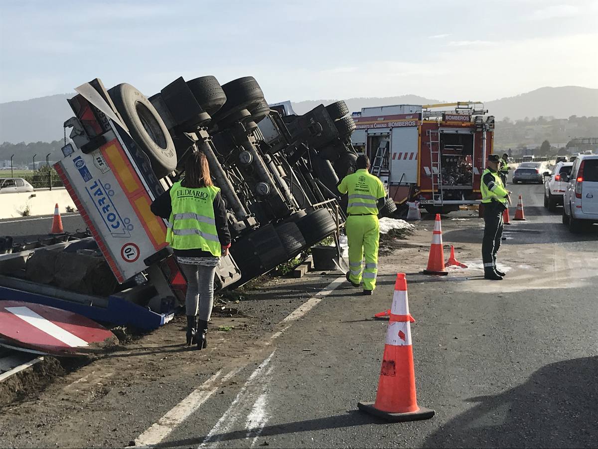 Un tráiler vuelca enfrente de Valle Real