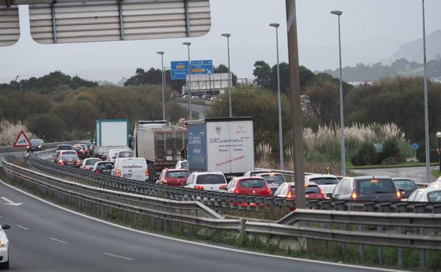 La colisión de cuatro coches provoca retenciones en la A-67