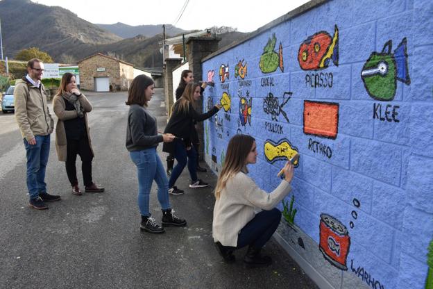 Bárcena ofrece sus calles y edificios para una clase de arte al aire libre