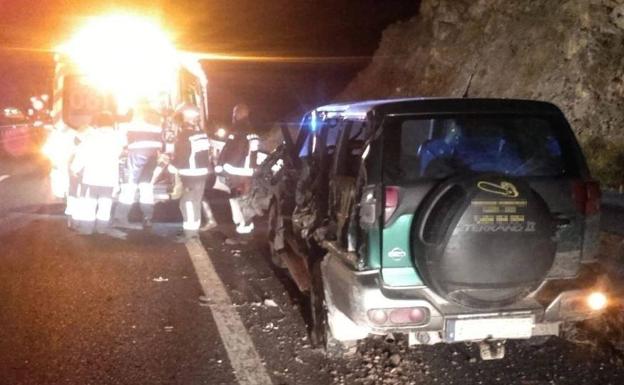 Un herido en la colisión de un camión contra un coche parado en el arcén en la A-67