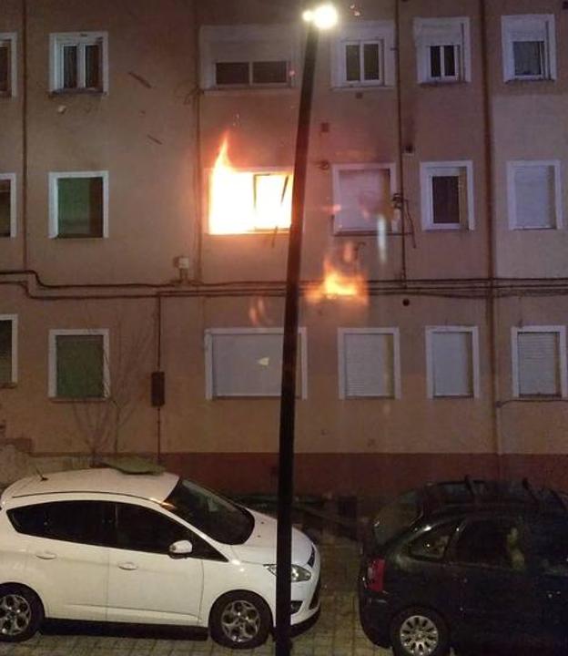 Quema un piso en La Inmobiliaria, arroja gasolina a policías y bomberos y acaba provocando una explosión