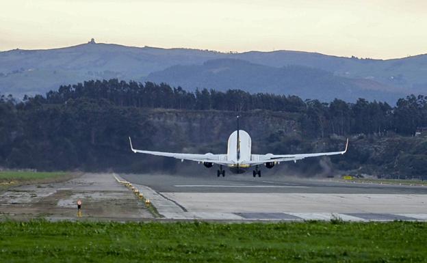 El temporal de viento desvía dos vuelos y deja 58 incidencias en Cantabria