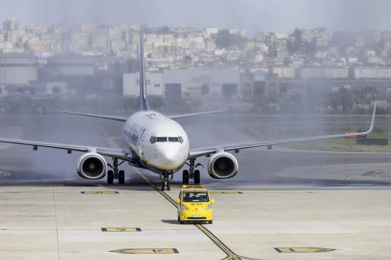 Un pasajero hace aterrizar un avión en el Seve Ballesteros por una emergencia, pero se niega a recibir atención médica