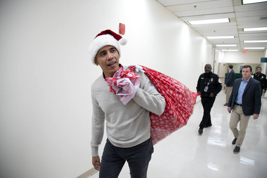 Obama entrega regalos a los niños enfermos vestido con el gorro y el saco de Papá Noel