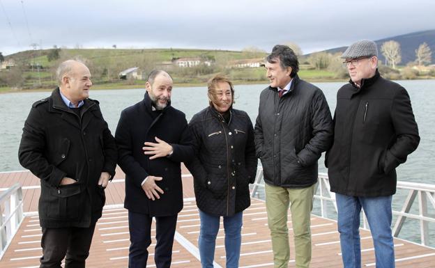 El pantano del Ebro ya tiene su primera pantalán para practicar remo