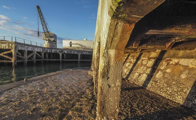 El Puerto estudia reconstruir con piezas de cristal el muelle de Maura y dotarlo de luz