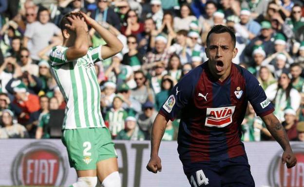 El Betis pincha en la despedida del año y revitaliza al Eibar