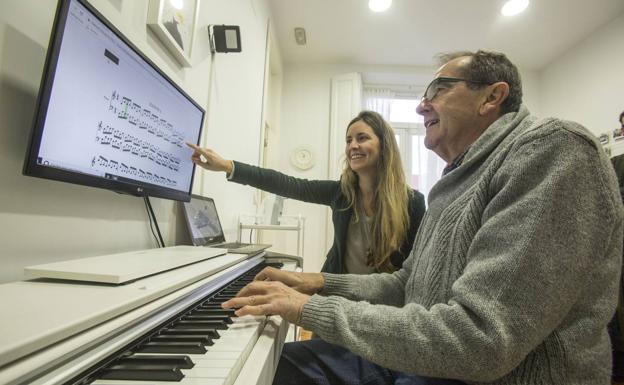 «El piano abre un mundo nuevo al eliminar secuelas del tratamiento contra el cáncer»