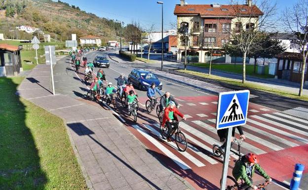 Decenas de ciclistas inauguran el nuevo carril-bici que que une Torrelavega y Cartes