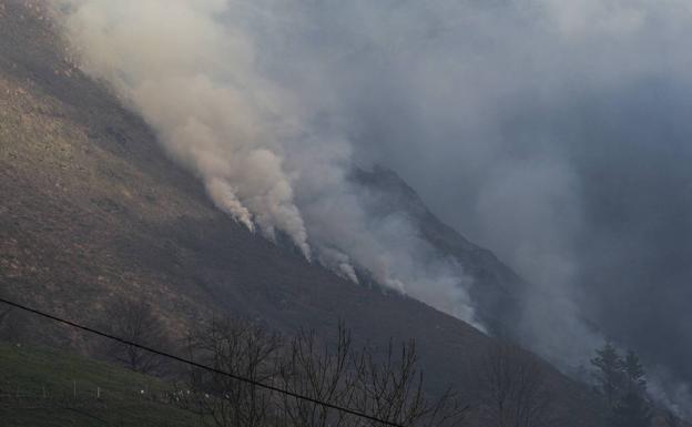 Nueve incendios forestales permanecen activos en Cantabria