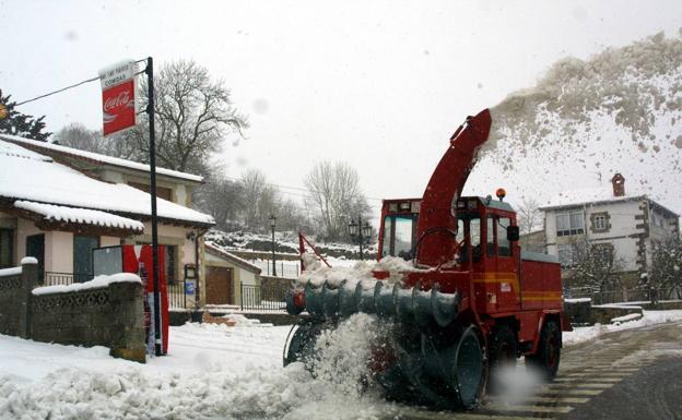 El Gobierno dota de una máquina quitanieves a Luena