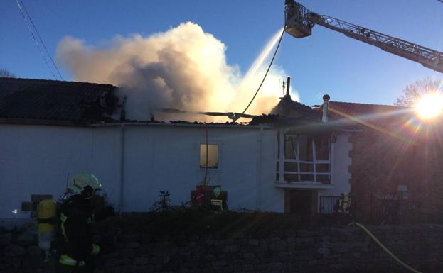 Un incendio quema de madrugada una casa en Campoo de Suso