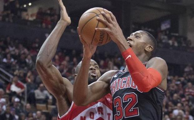 Ibaka disfruta del triunfo con los Raptors