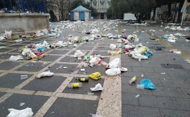 La resaca de la Nochevieja: toneladas de plástico y accidentes etílicos