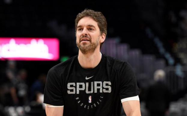 Los hermanos Gasol despiden el año con protagonismo, pero suertes opuestas