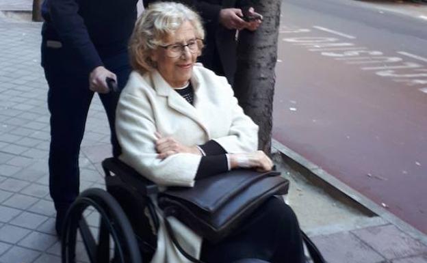 Carmena abandona el hospital tras dos días ingresada por una infección de tobillo