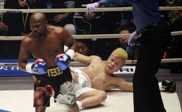 El circo de Mayweather: 3 horas tarde por estar de fiesta, burlas en el ring y KO en 138 segundos