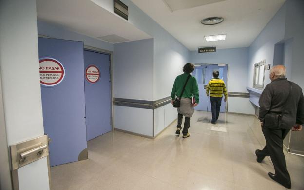 La gripe y las dificultades para citarse en el centro de salud llenan Urgencias