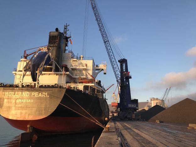 Descargadas en el Puerto de Raos 33.000 toneladas de hierro en 26 horas