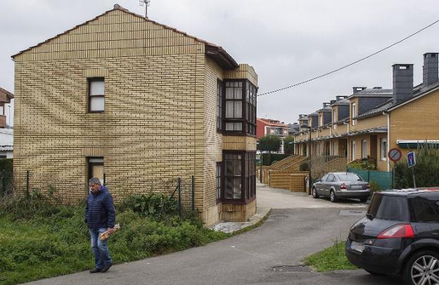 Torrelavega compra una casa para erradicar el chabolismo en Sierrapando