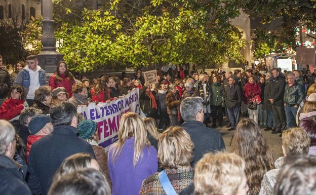 Dos centenares de personas claman por Rebeca en Santander