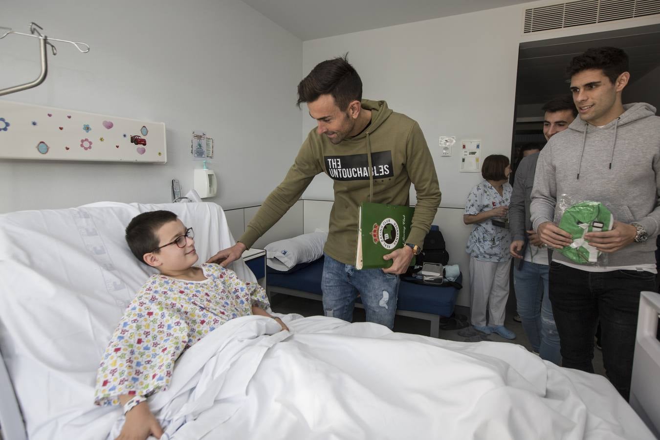 Los jugadores del Racing reparten regalos