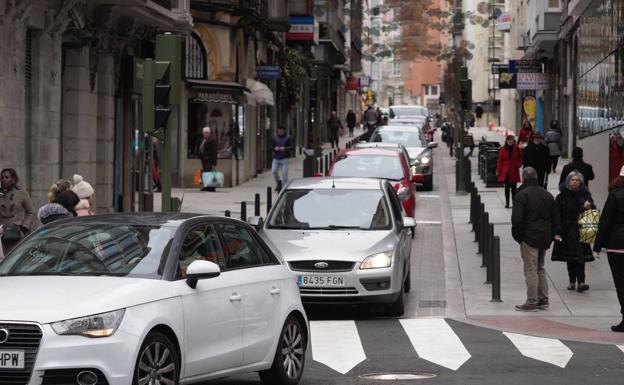 El tráfico vuelve a atravesar la calle Cervantes de Santander