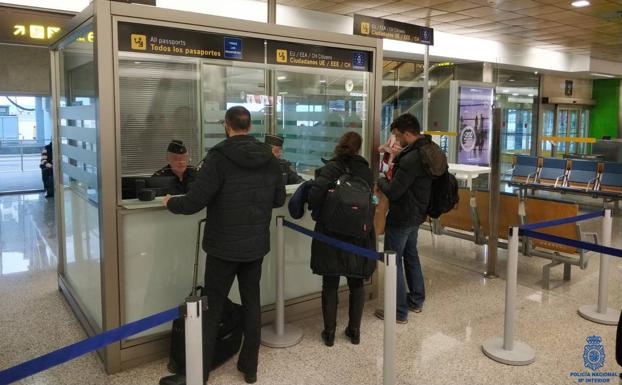Detenidos un argelino y un marroquí por tratar de volar a Dublín con documentación francesa