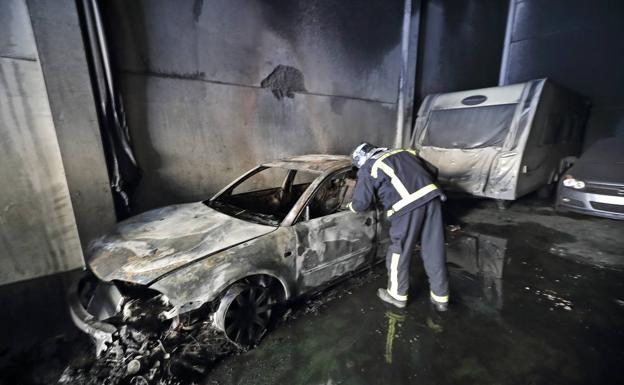 Los bomberos extinguen un incendio en un taller del polígono de Unquera