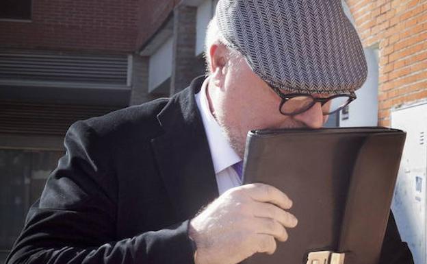Villarejo amenaza a Sánchez con airear los trapos sucios de CNI