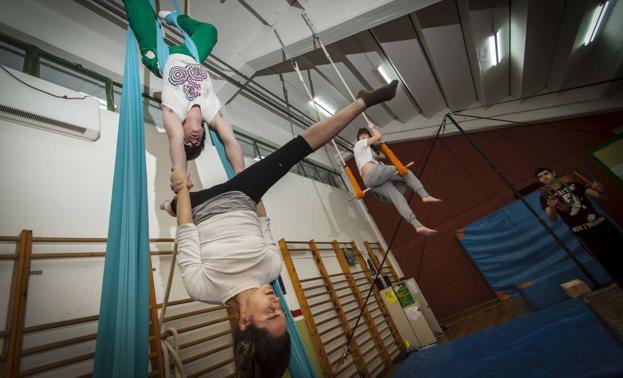 La Escuela de Circo de Torrelavega inicia un monográfico de acrobacia aérea
