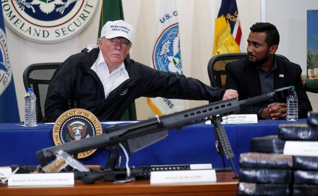Trump, acorralado, se escabulle de Davos