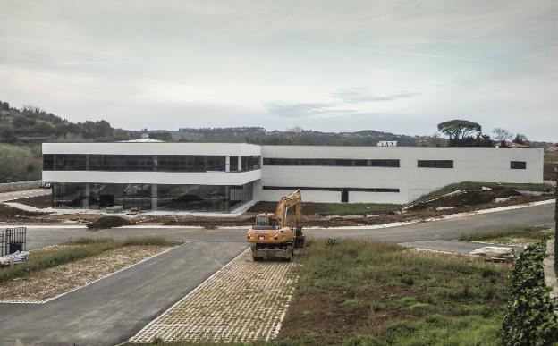 Cantabria Labs se prepara para el traslado de maquinaria a su complejo de Villaescusa