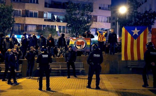 Unas 400 personas boicotean un acto de Vox en Barcelona