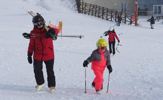 Tímida presencia de esquiadores en el estreno de Alto Campoo