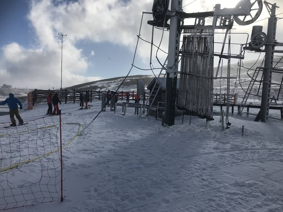 Pocos esquiadores en la apertura parcial de la estación de Alto Campoo