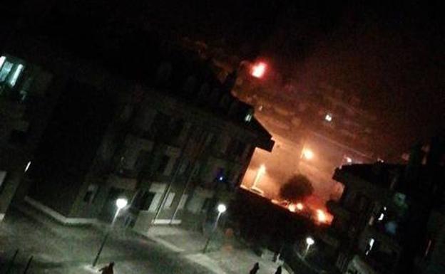 Un intoxicado por inhalación de humo en el incendio de un ático en Castro Urdiales