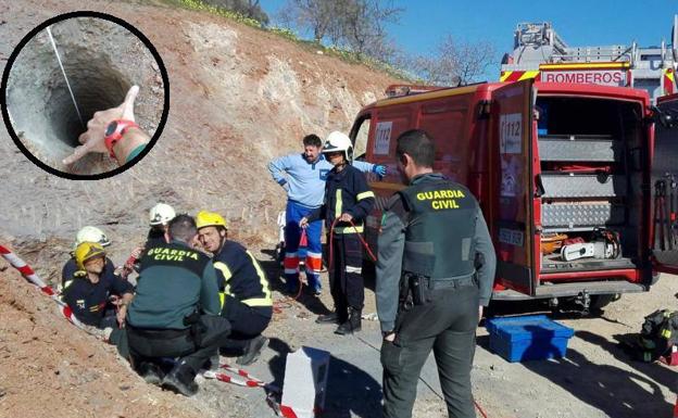 La búsqueda del niño de dos años caído a un pozo en Málaga seguirá toda la noche