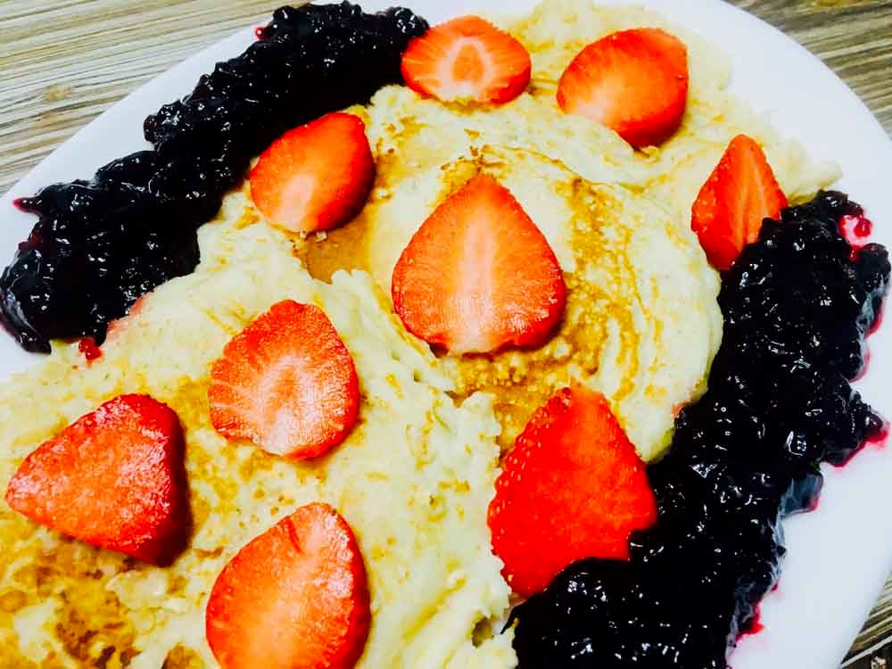 Cocina en casa unas tortitas de avena y acompáñalas de fruta fresca