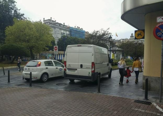 Vecinos del Ensanche alertan del peligro de los coches que entran por las aceras