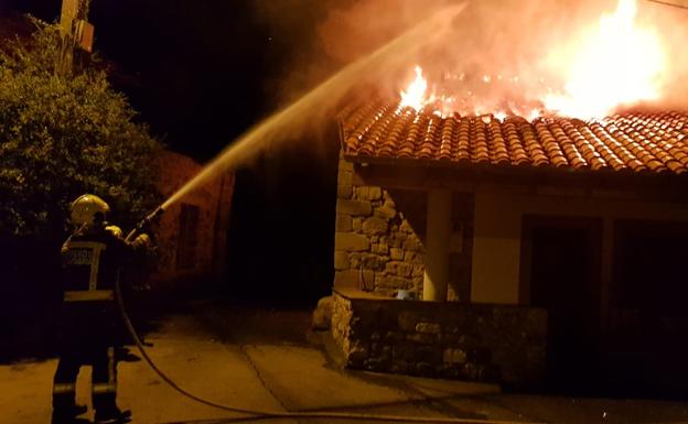 Un incendio en Rozadio arrasa una vivienda, pero se salda sin heridos