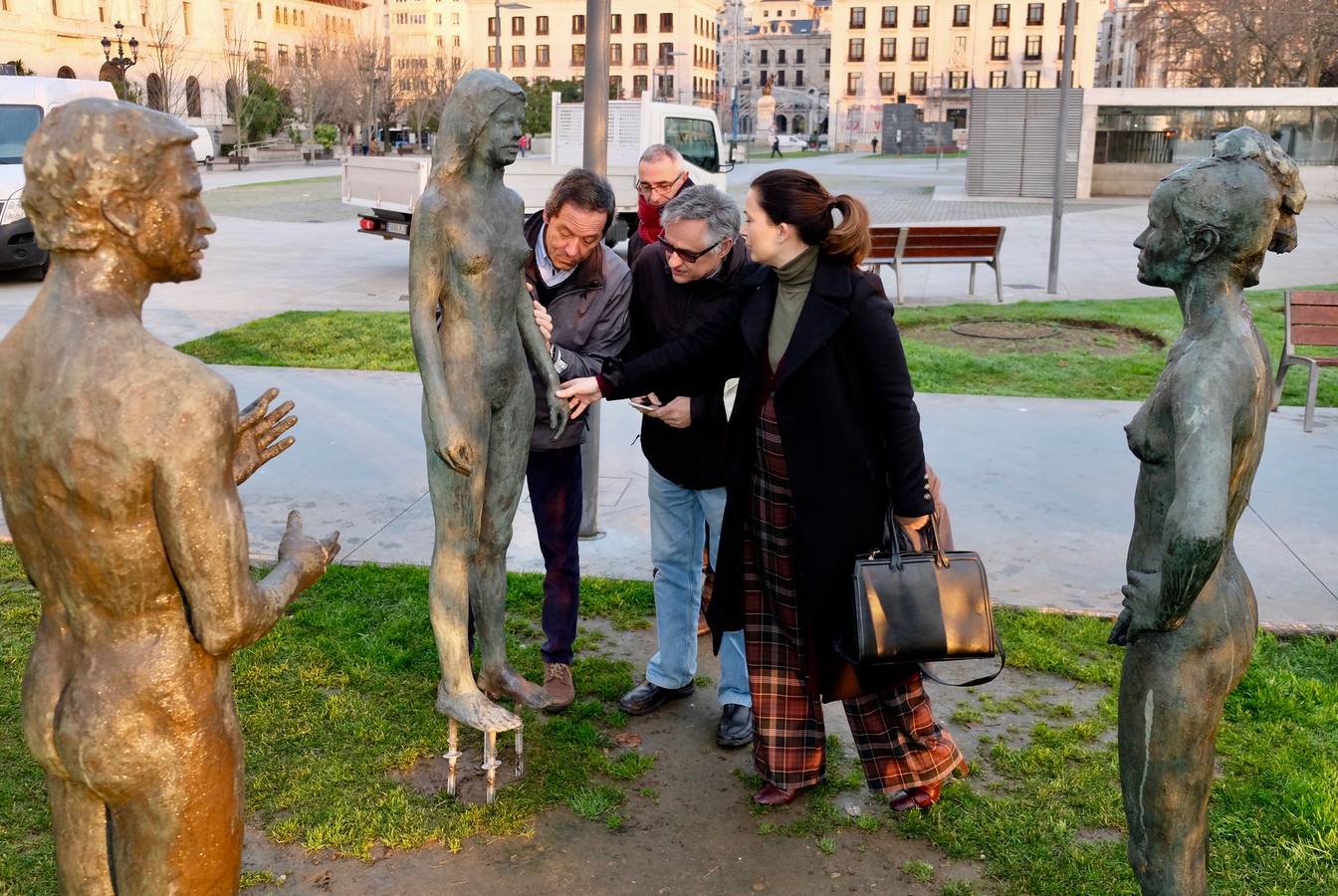 Recolocada la estatua derribada del monumento a la reconstrucción de Santander