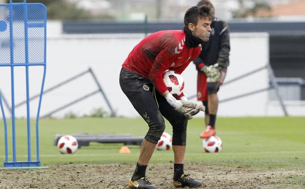 Crespo se retira del entrenamiento tras sufrir un encontronazo y una mala caída al despejar un balón