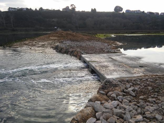 Paralizados los trabajos para retirar el dique de la ría del Capitán, en Oyambre