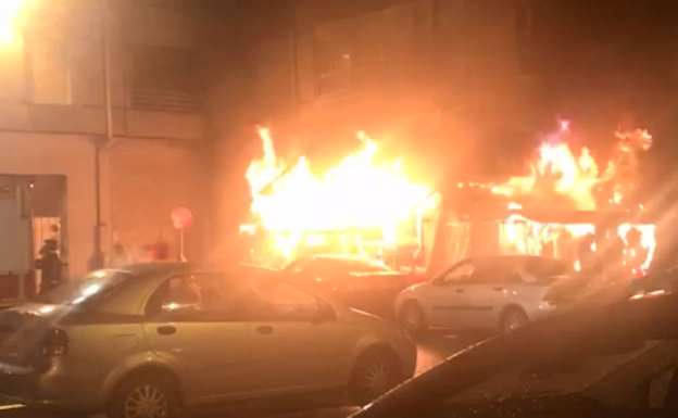 Un espectacular incendio arrasa la Taberna de Flandes en Torrelavega