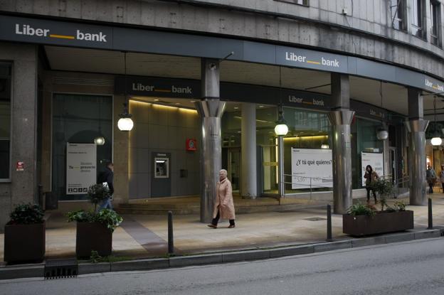 La fusión de Liberbank y Unicaja supondría cerrar 42 oficinas y reducir 2.452 empleos