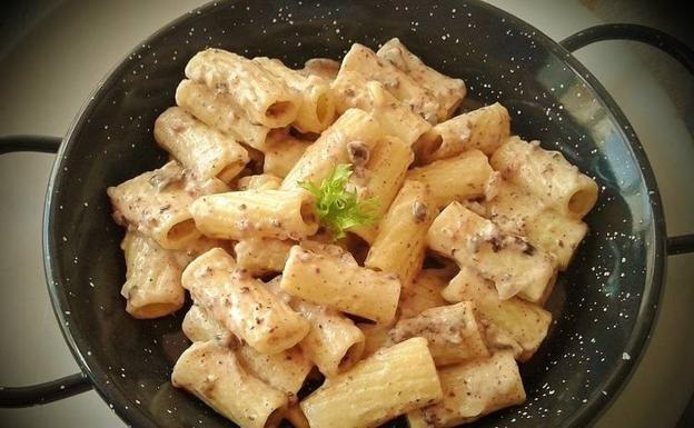 Rigatoni con salsa de queso, nueces y champiñones