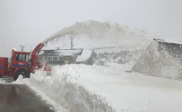 La carretera de Lunada está cerrada y son necesarias las cadenas en dos puertos de montaña